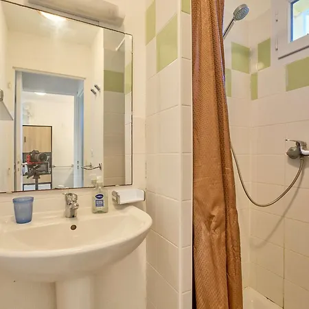 Moderne Avec Terrasse Et Wifi - Fr-1-841-82 דירה ברבוטן-לה-באינס